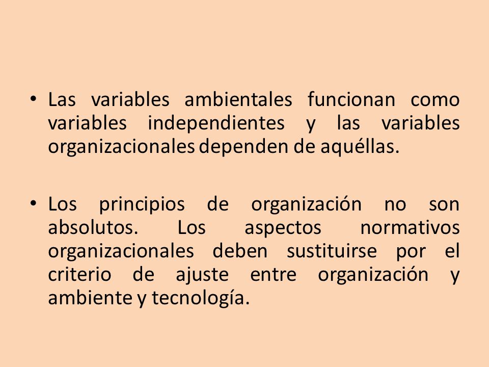 Las variables ambientales funcionan como variables independientes y las variables organizacionales dependen de aquéllas.