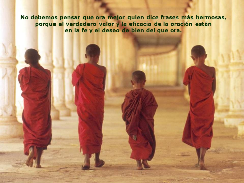 No debemos pensar que ora mejor quien dice frases más hermosas,