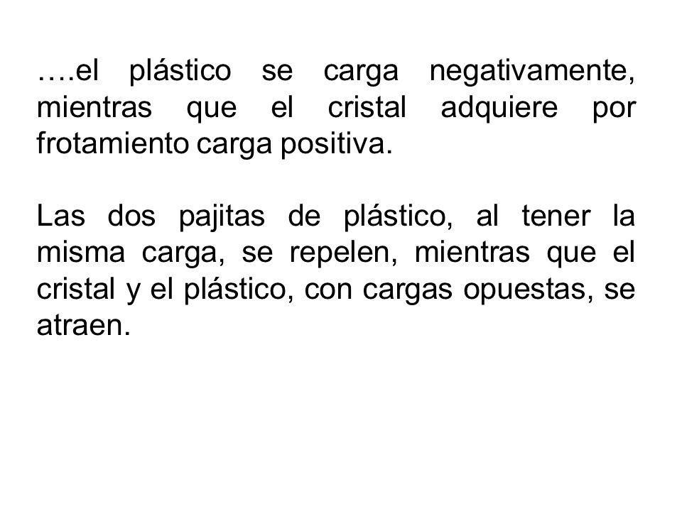 ….el plástico se carga negativamente, mientras que el cristal adquiere por frotamiento carga positiva.