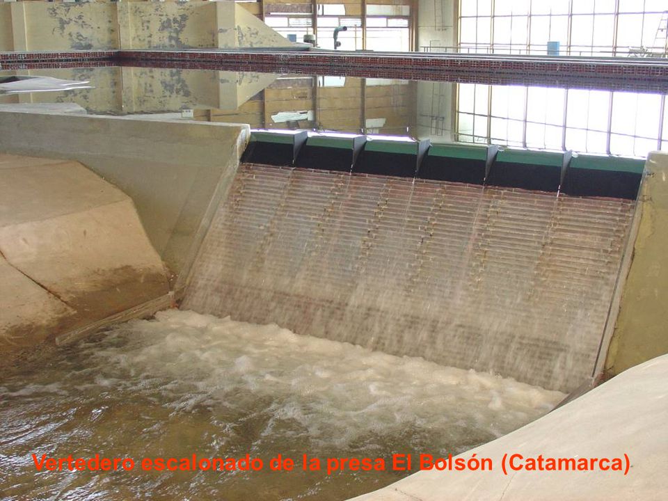 Vertedero escalonado de la presa El Bolsón (Catamarca)