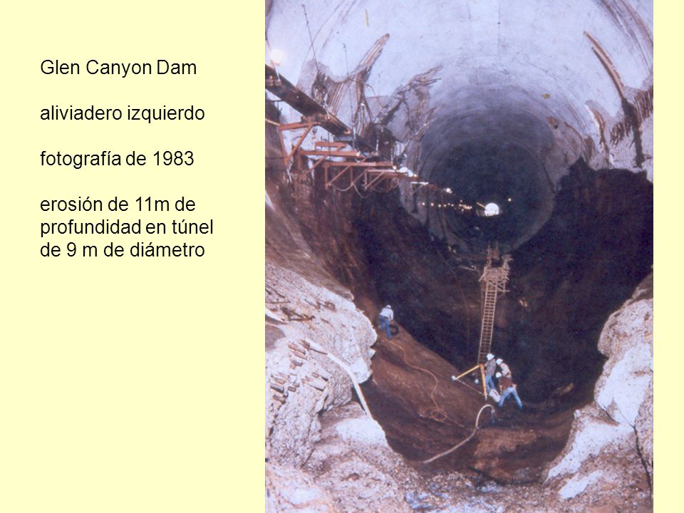 Glen Canyon Dam aliviadero izquierdo. fotografía de erosión de 11m de. profundidad en túnel.