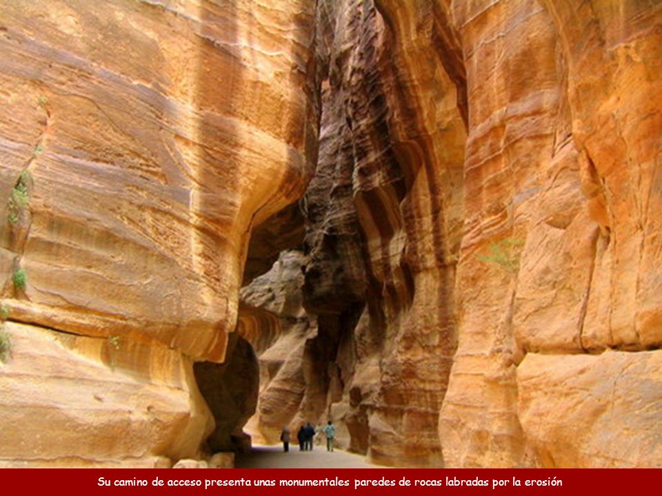 Su camino de acceso presenta unas monumentales paredes de rocas labradas por la erosión