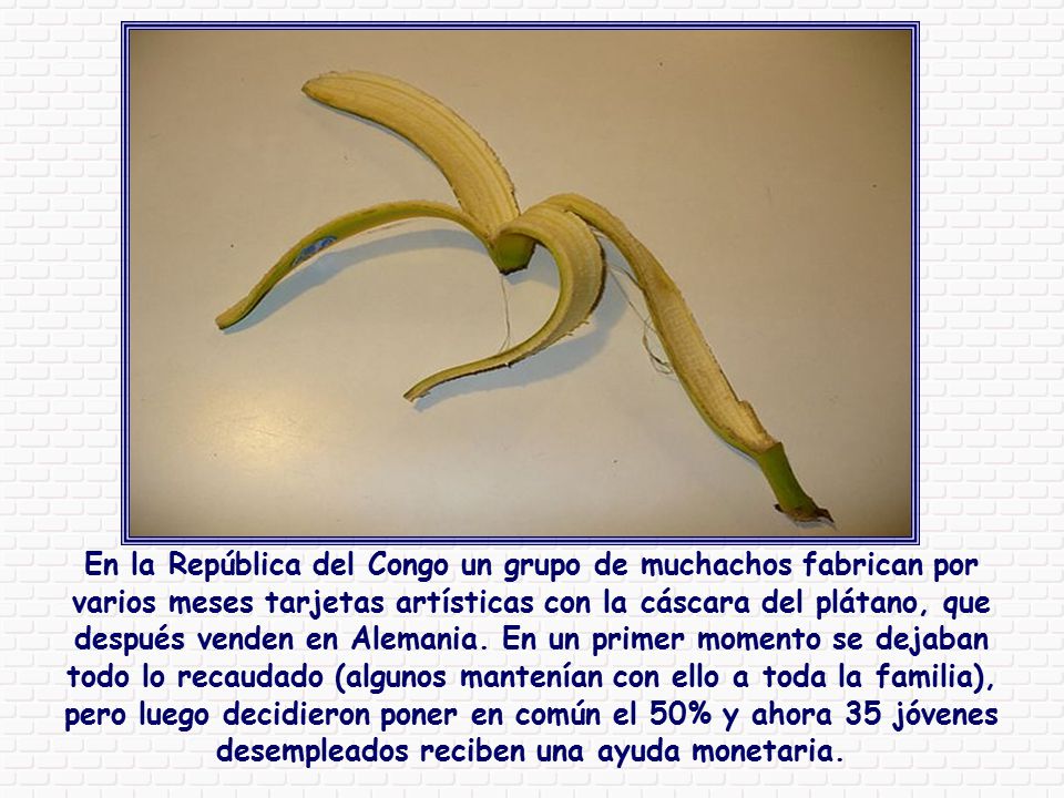 En la República del Congo un grupo de muchachos fabrican por varios meses tarjetas artísticas con la cáscara del plátano, que después venden en Alemania.