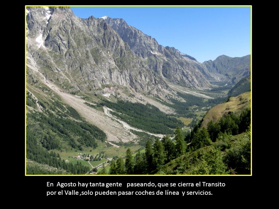 En Agosto hay tanta gente paseando, que se cierra el Transito por el Valle ,solo pueden pasar coches de línea y servicios.