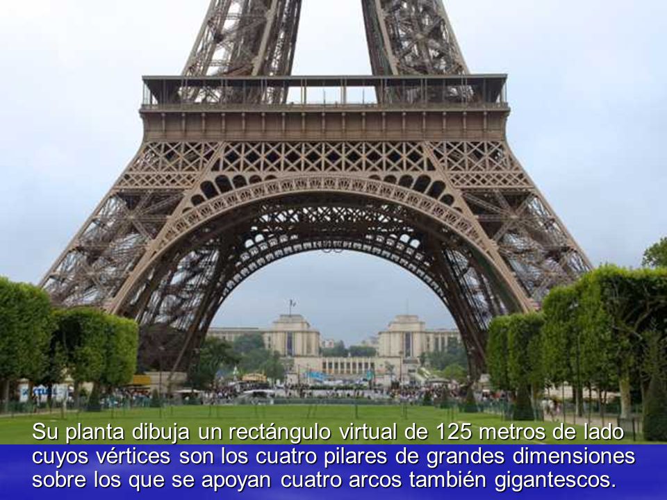 Su planta dibuja un rectángulo virtual de 125 metros de lado cuyos vértices son los cuatro pilares de grandes dimensiones sobre los que se apoyan cuatro arcos también gigantescos.