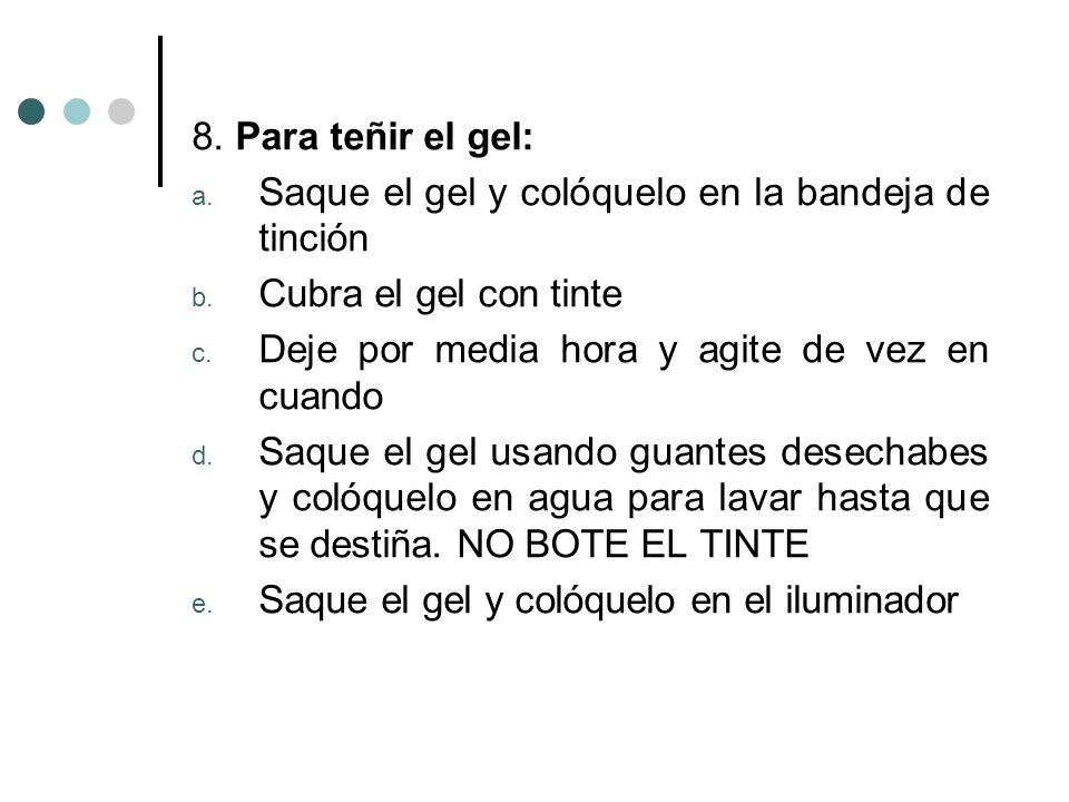 8. Para teñir el gel: Saque el gel y colóquelo en la bandeja de tinción. Cubra el gel con tinte. Deje por media hora y agite de vez en cuando.