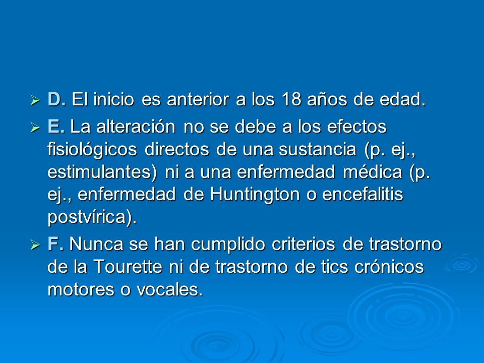 D. El inicio es anterior a los 18 años de edad.