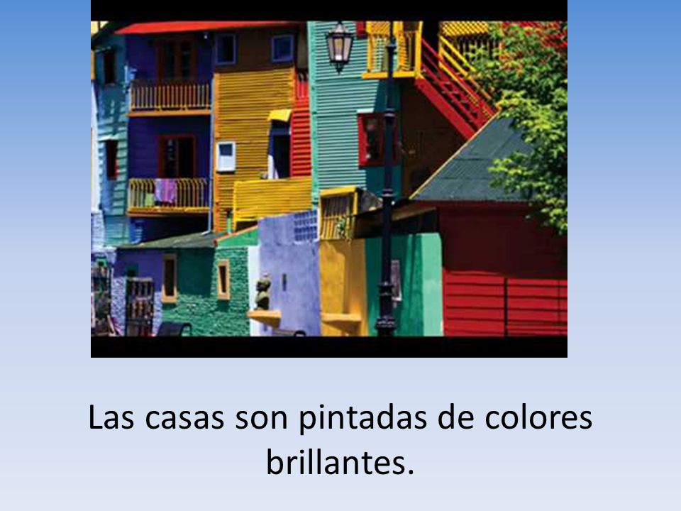 Las casas son pintadas de colores brillantes.