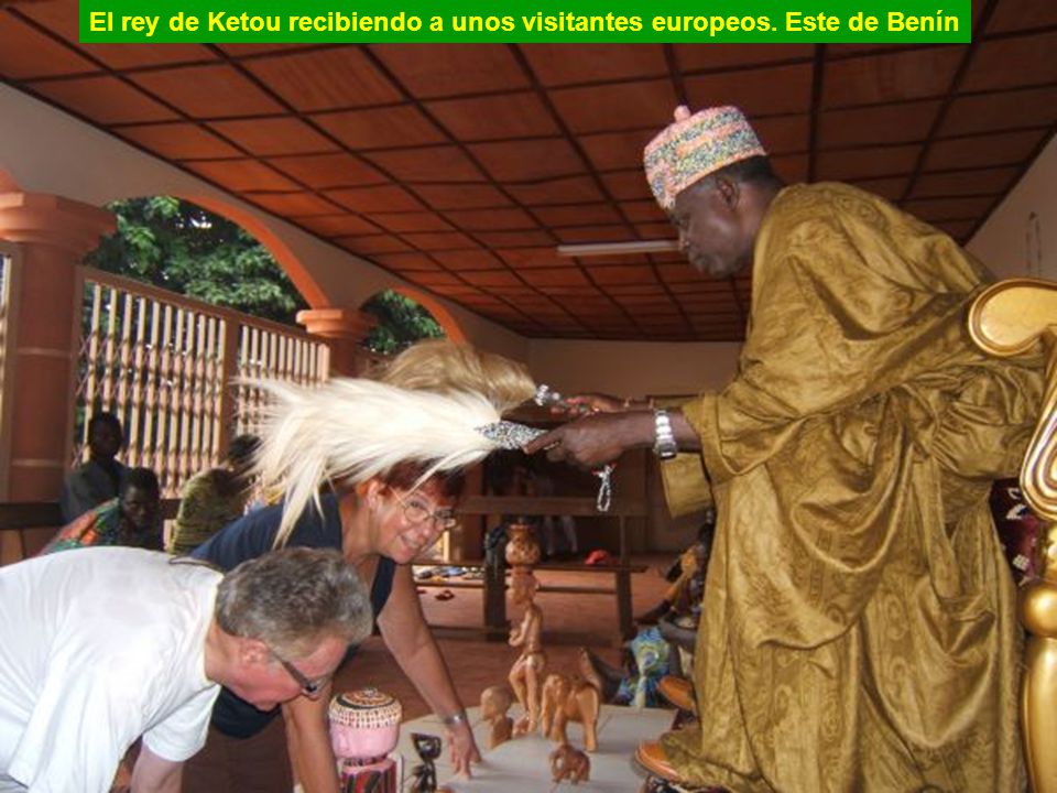 El rey de Ketou recibiendo a unos visitantes europeos. Este de Benín