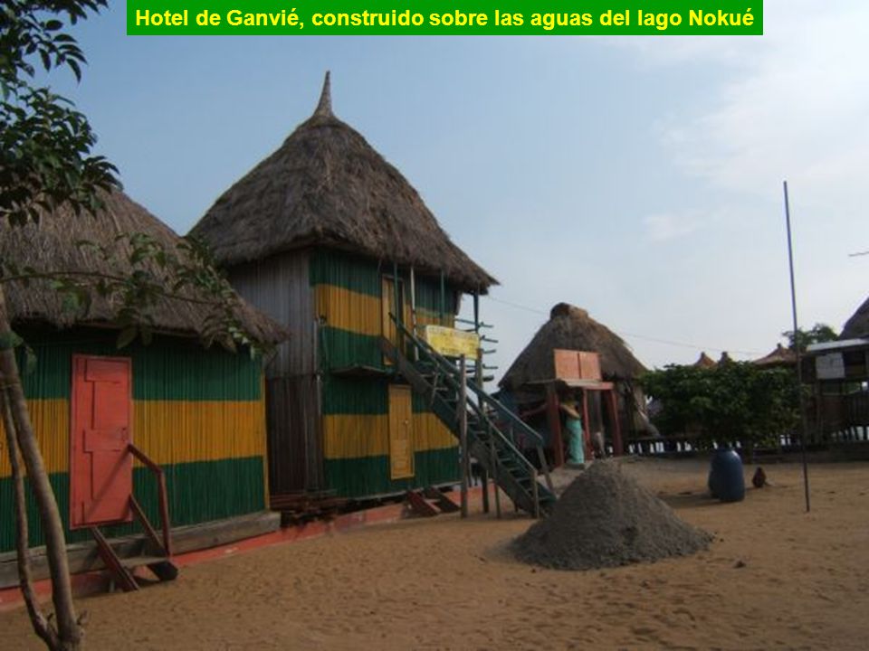 Hotel de Ganvié, construido sobre las aguas del lago Nokué