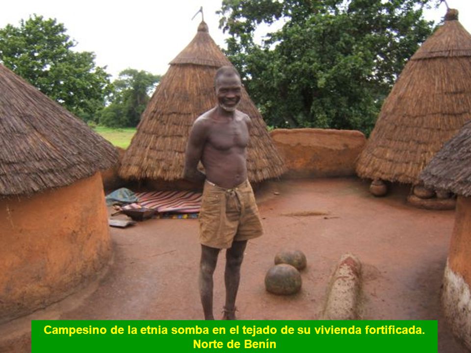 Campesino de la etnia somba en el tejado de su vivienda fortificada