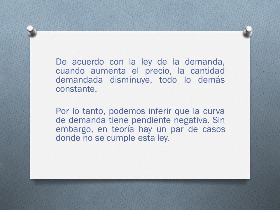 De acuerdo con la ley de la demanda, cuando aumenta el precio, la cantidad demandada disminuye, todo lo demás constante.