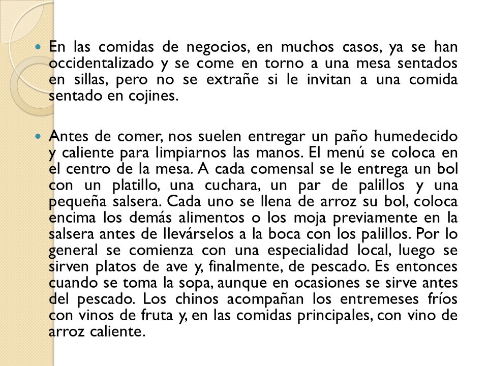 En las comidas de negocios, en muchos casos, ya se han occidentalizado y se come en torno a una mesa sentados en sillas, pero no se extrañe si le invitan a una comida sentado en cojines.