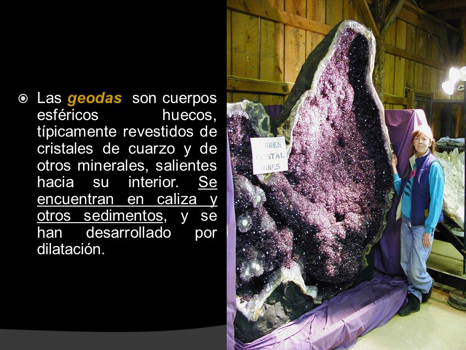 Las geodas son cuerpos esféricos huecos, típicamente revestidos de cristales de cuarzo y de otros minerales, salientes hacia su interior.