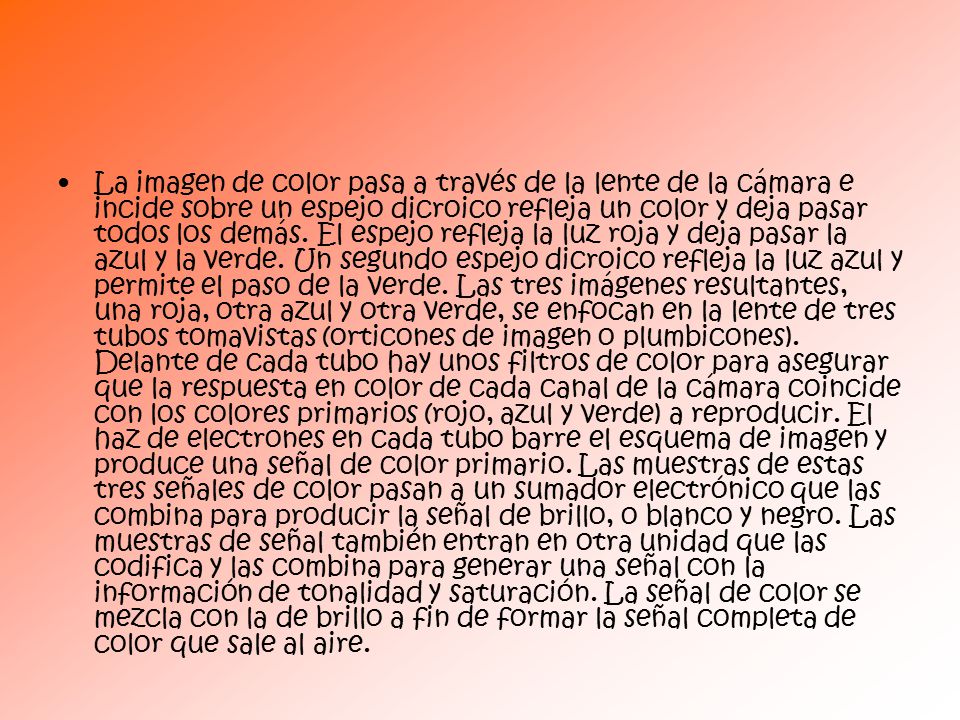 La imagen de color pasa a través de la lente de la cámara e incide sobre un espejo dicroico refleja un color y deja pasar todos los demás.