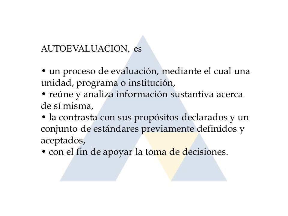 reúne y analiza información sustantiva acerca de sí misma,