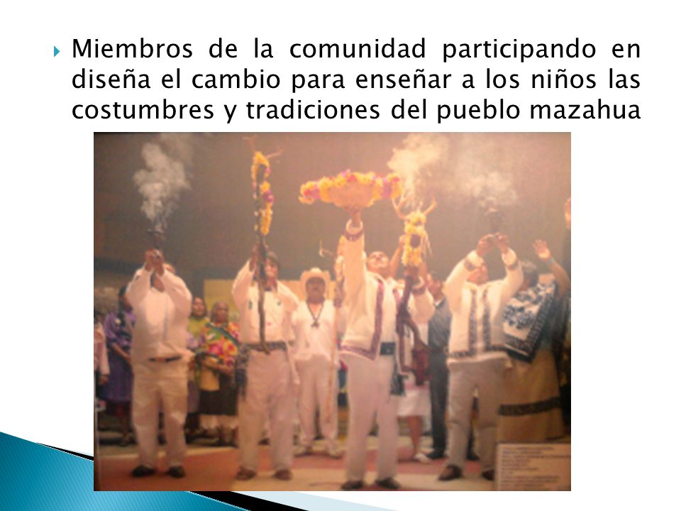 Miembros de la comunidad participando en diseña el cambio para enseñar a los niños las costumbres y tradiciones del pueblo mazahua