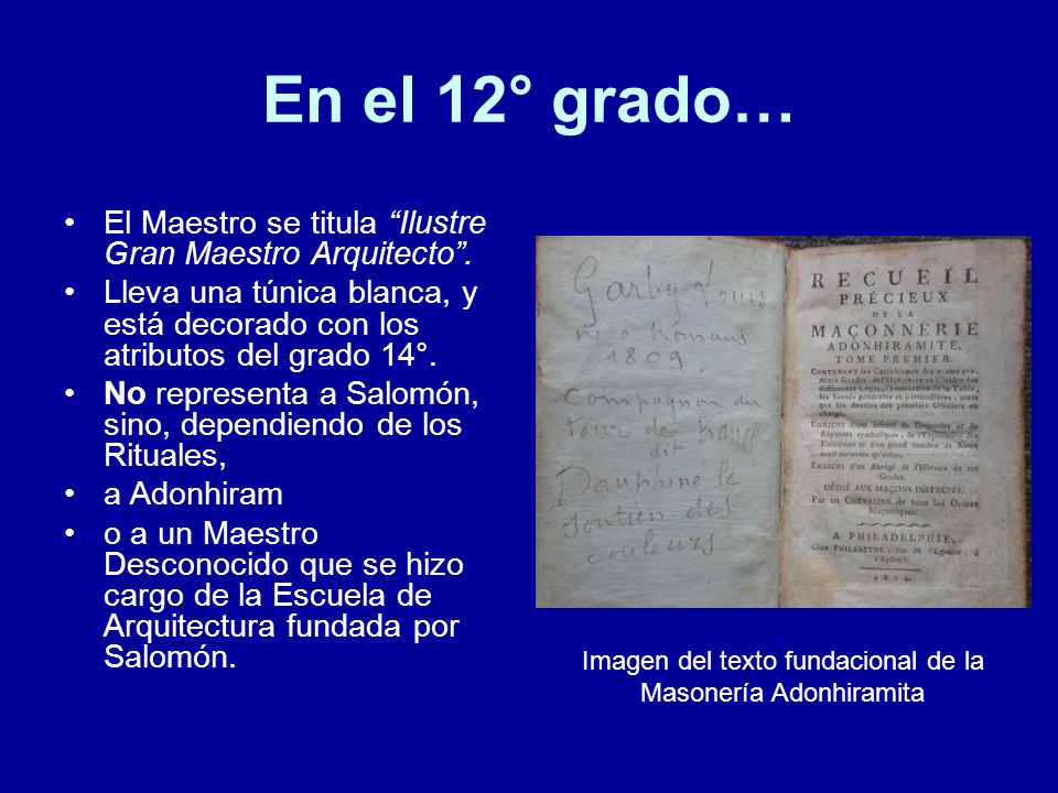En el 12° grado… El Maestro se titula Ilustre Gran Maestro Arquitecto . Lleva una túnica blanca, y está decorado con los atributos del grado 14°.