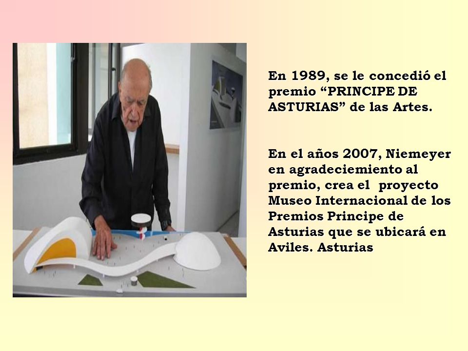 En 1989, se le concedió el premio PRINCIPE DE ASTURIAS de las Artes.