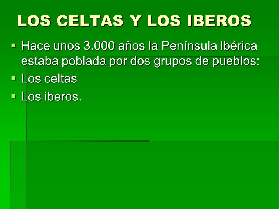 LOS CELTAS Y LOS IBEROS Hace unos años la Península Ibérica estaba poblada por dos grupos de pueblos: