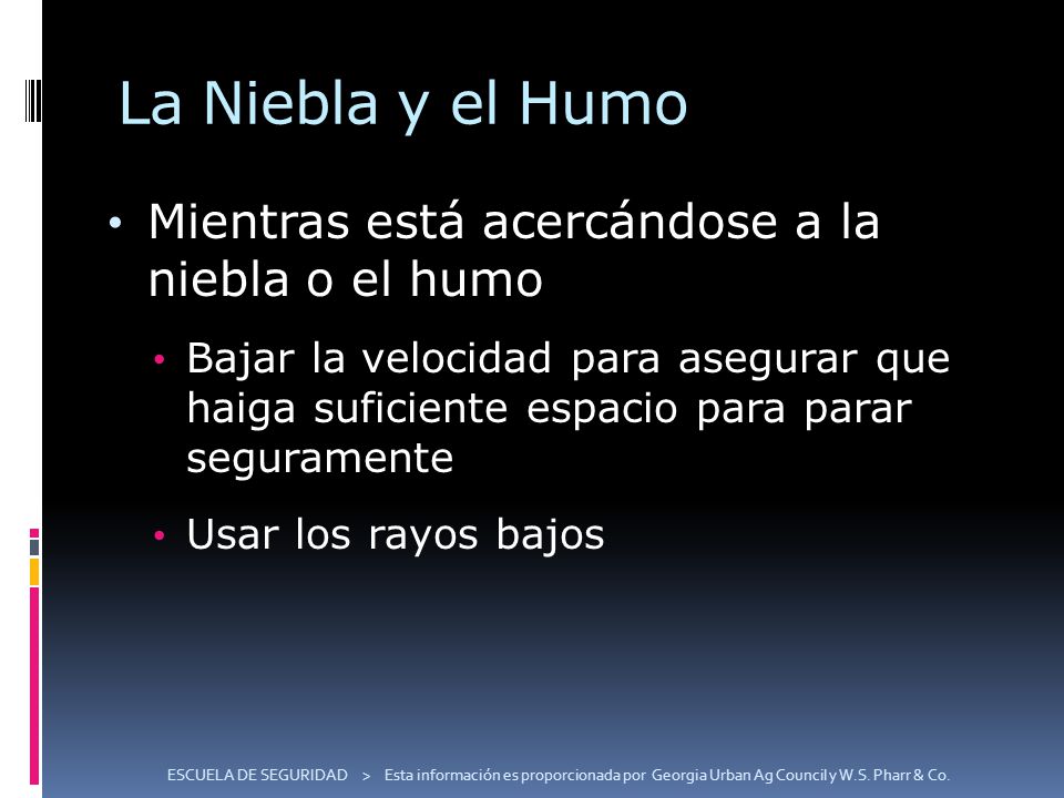 La Niebla y el Humo Mientras está acercándose a la niebla o el humo