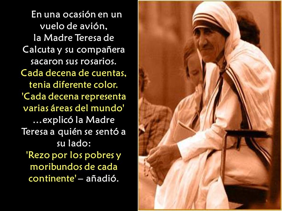 En una ocasión en un vuelo de avión, la Madre Teresa de Calcuta y su compañera sacaron sus rosarios.