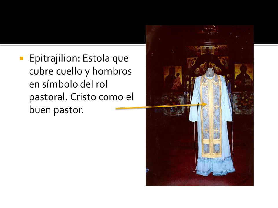 Epitrajilion: Estola que cubre cuello y hombros en símbolo del rol pastoral.