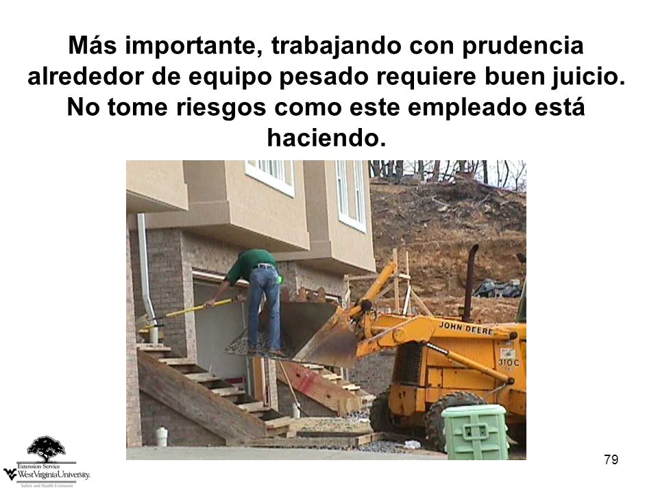 Más importante, trabajando con prudencia alrededor de equipo pesado requiere buen juicio. No tome riesgos como este empleado está haciendo.