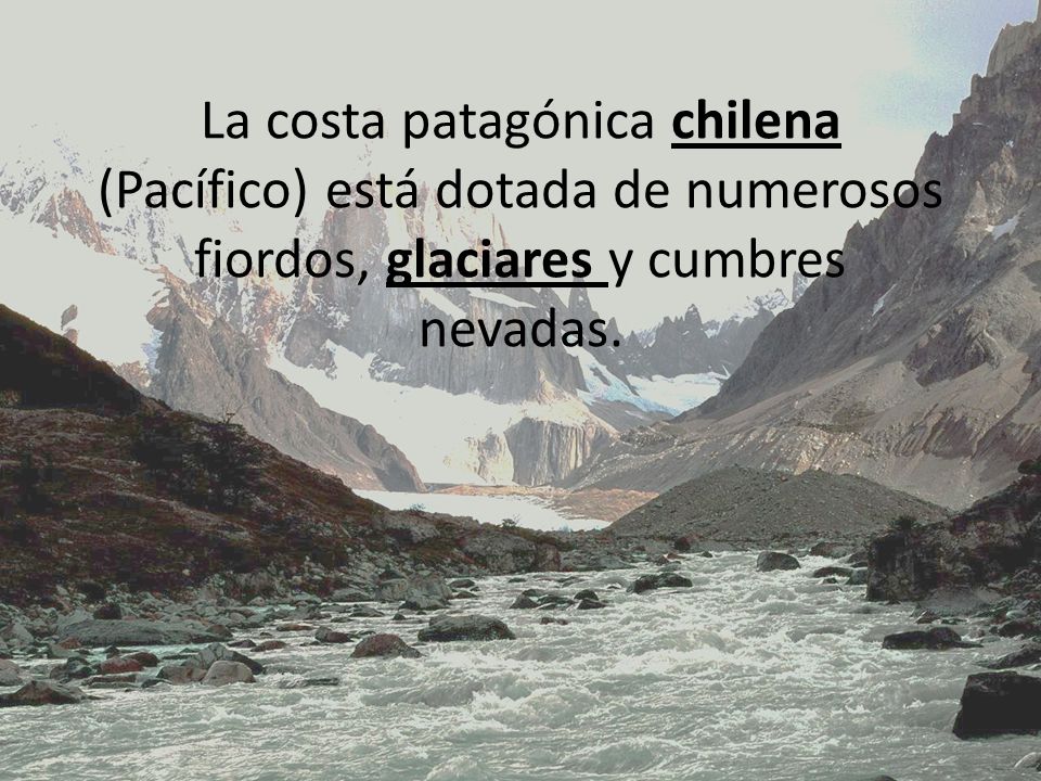 La costa patagónica chilena (Pacífico) está dotada de numerosos fiordos, glaciares y cumbres nevadas.