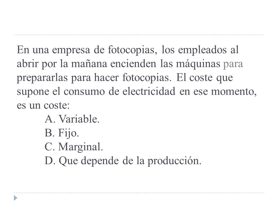 En una empresa de fotocopias, los empleados al abrir por la mañana encienden las máquinas para prepararlas para hacer fotocopias.