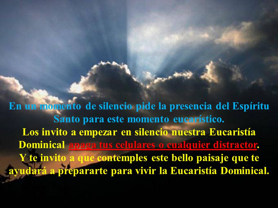 En un momento de silencio pide la presencia del Espíritu Santo para este momento eucarístico.