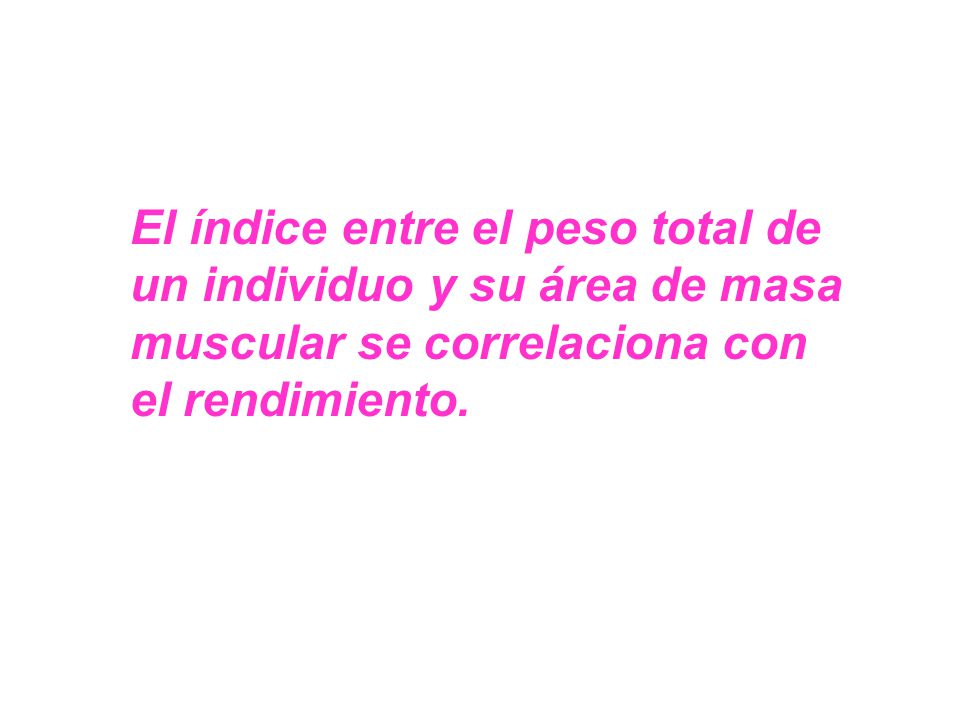 El índice entre el peso total de un individuo y su área de masa muscular se correlaciona con el rendimiento.