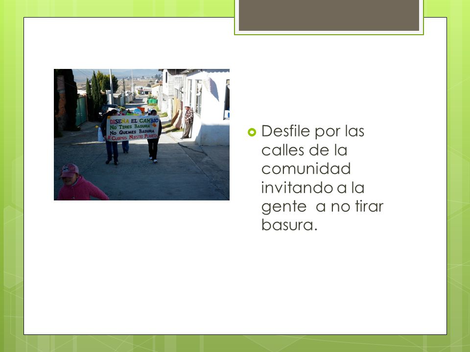 Desfile por las calles de la comunidad invitando a la gente a no tirar basura.