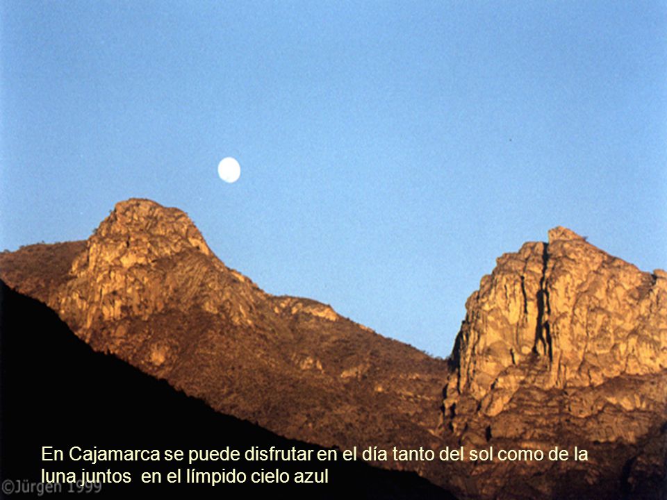 En Cajamarca se puede disfrutar en el día tanto del sol como de la luna juntos en el límpido cielo azul