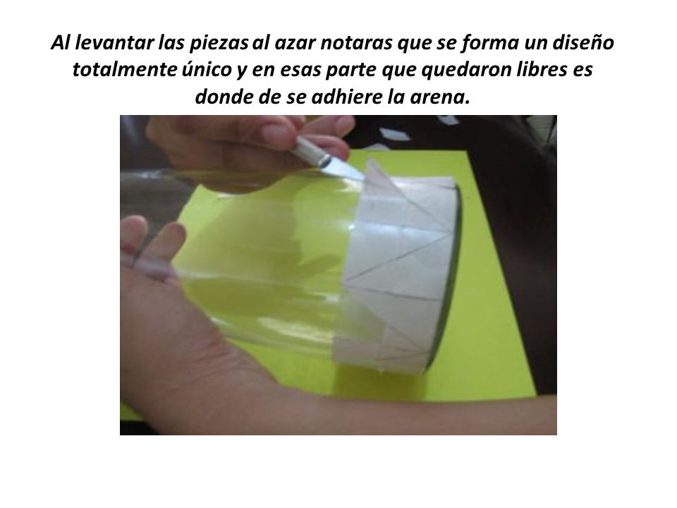 Al levantar las piezas al azar notaras que se forma un diseño totalmente único y en esas parte que quedaron libres es donde de se adhiere la arena.