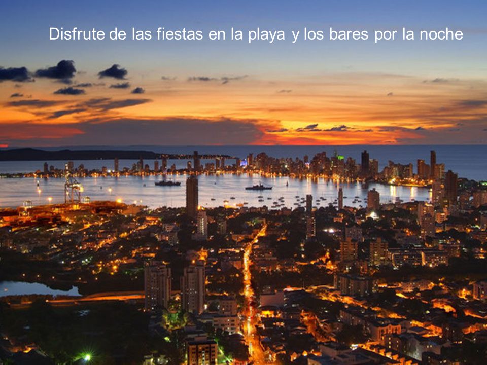 Disfrute de las fiestas en la playa y los bares por la noche