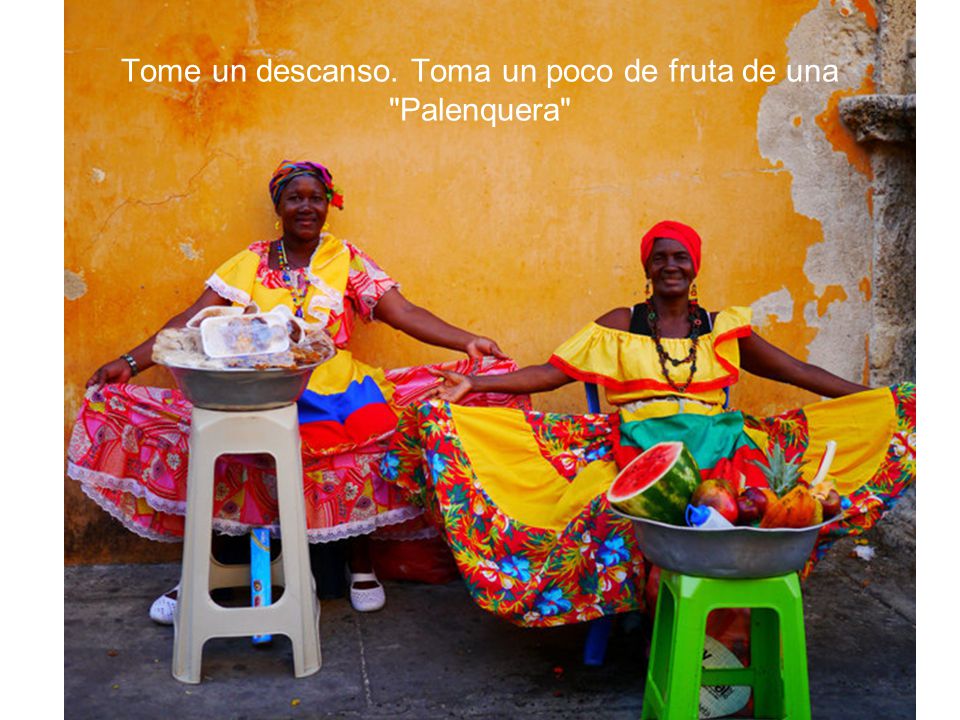 Tome un descanso. Toma un poco de fruta de una Palenquera