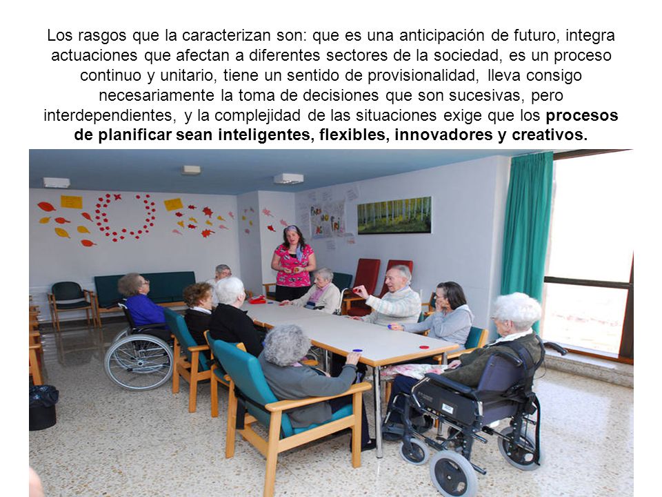 Los rasgos que la caracterizan son: que es una anticipación de futuro, integra actuaciones que afectan a diferentes sectores de la sociedad, es un proceso continuo y unitario, tiene un sentido de provisionalidad, lleva consigo necesariamente la toma de decisiones que son sucesivas, pero interdependientes, y la complejidad de las situaciones exige que los procesos de planificar sean inteligentes, flexibles, innovadores y creativos.