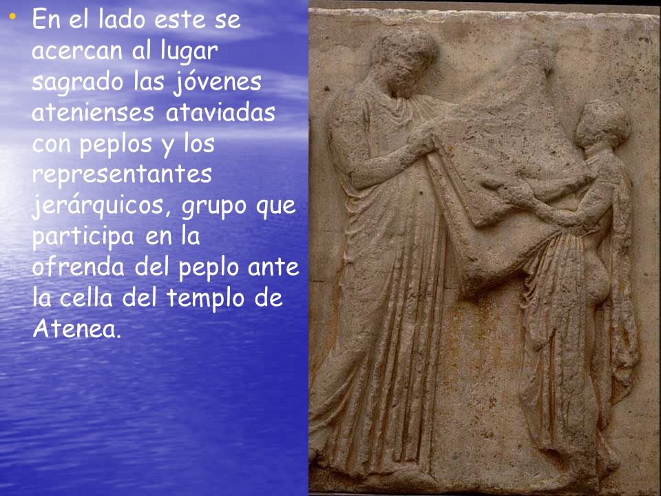 En el lado este se acercan al lugar sagrado las jóvenes atenienses ataviadas con peplos y los representantes jerárquicos, grupo que participa en la ofrenda del peplo ante la cella del templo de Atenea.