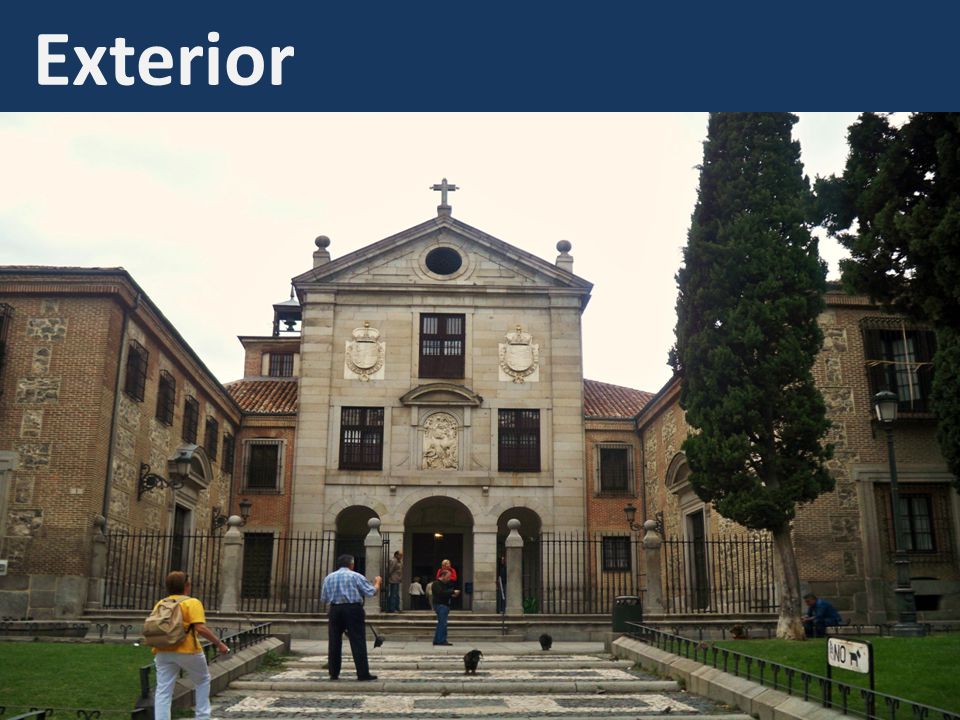 Exterior Este es una foto del exterior de la iglesia. Fue fundado en mil, seiscientos once.