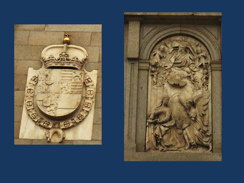 La portada en el compás, o patio exterior, de la iglesia muestra los escudos de la reina Margarita y un relieve de la Asunción en mármol, obra del escultor catalán Antonio de Riera