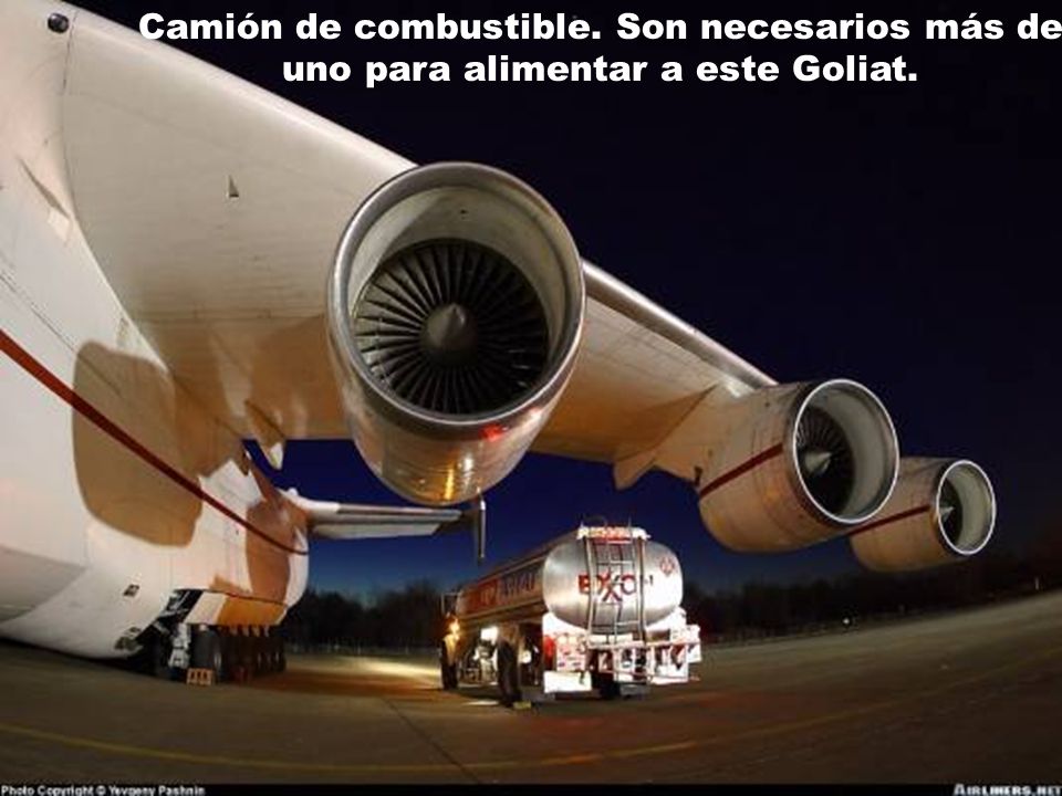 Camión de combustible. Son necesarios más de uno para alimentar a este Goliat.
