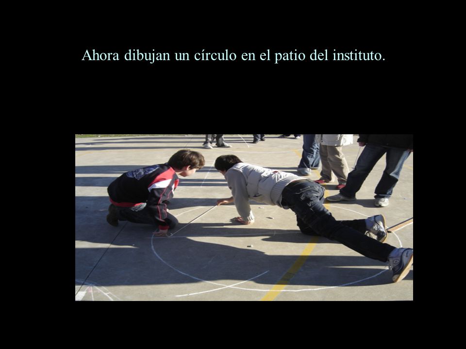 Ahora dibujan un círculo en el patio del instituto.