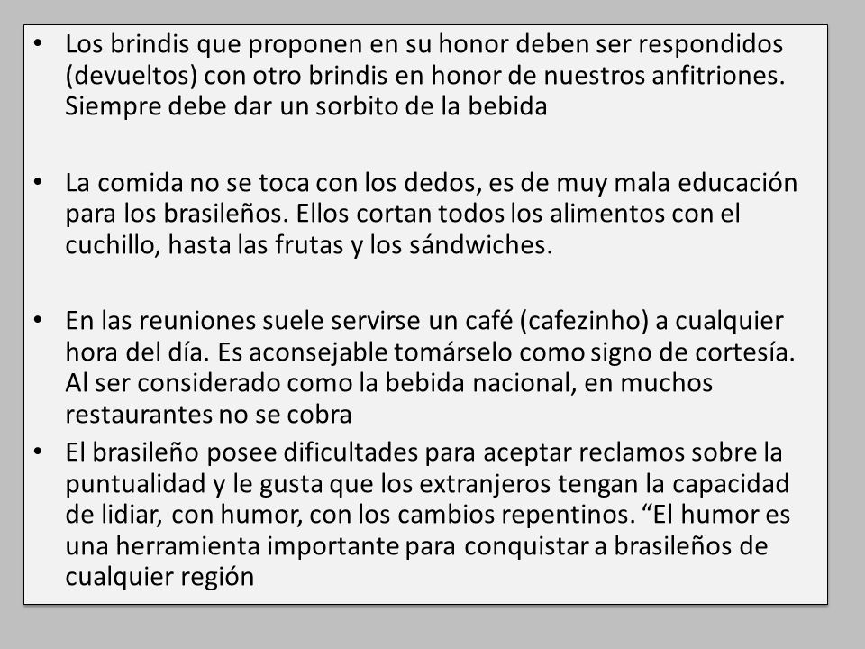 Los brindis que proponen en su honor deben ser respondidos (devueltos) con otro brindis en honor de nuestros anfitriones. Siempre debe dar un sorbito de la bebida