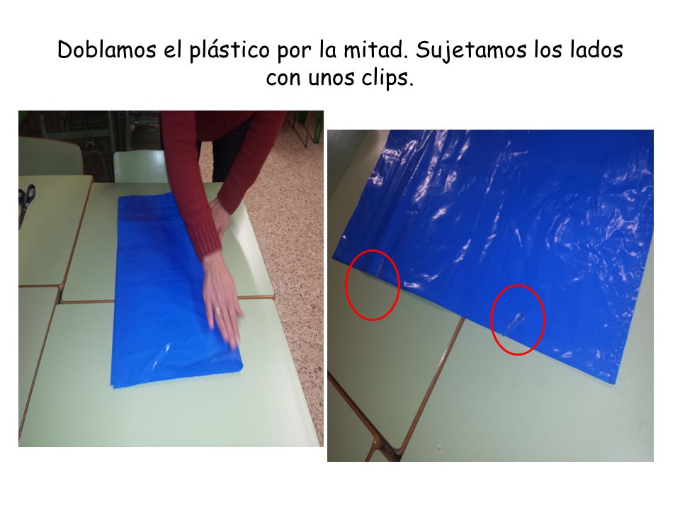 Doblamos el plástico por la mitad. Sujetamos los lados con unos clips.