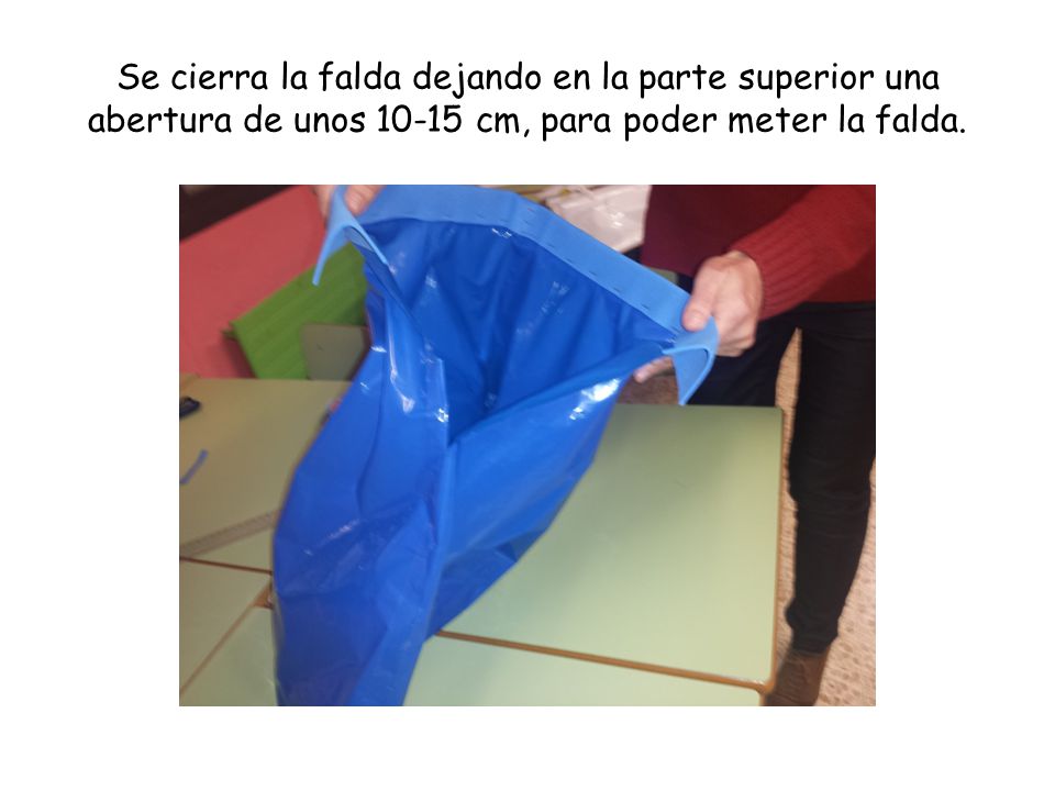 Se cierra la falda dejando en la parte superior una abertura de unos cm, para poder meter la falda.