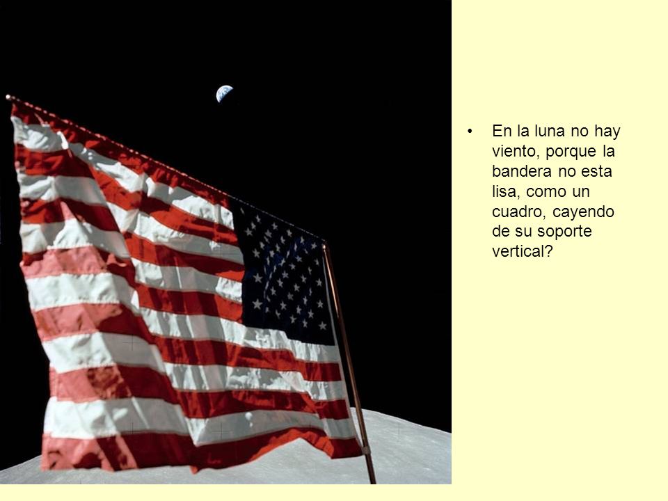 En la luna no hay viento, porque la bandera no esta lisa, como un cuadro, cayendo de su soporte vertical
