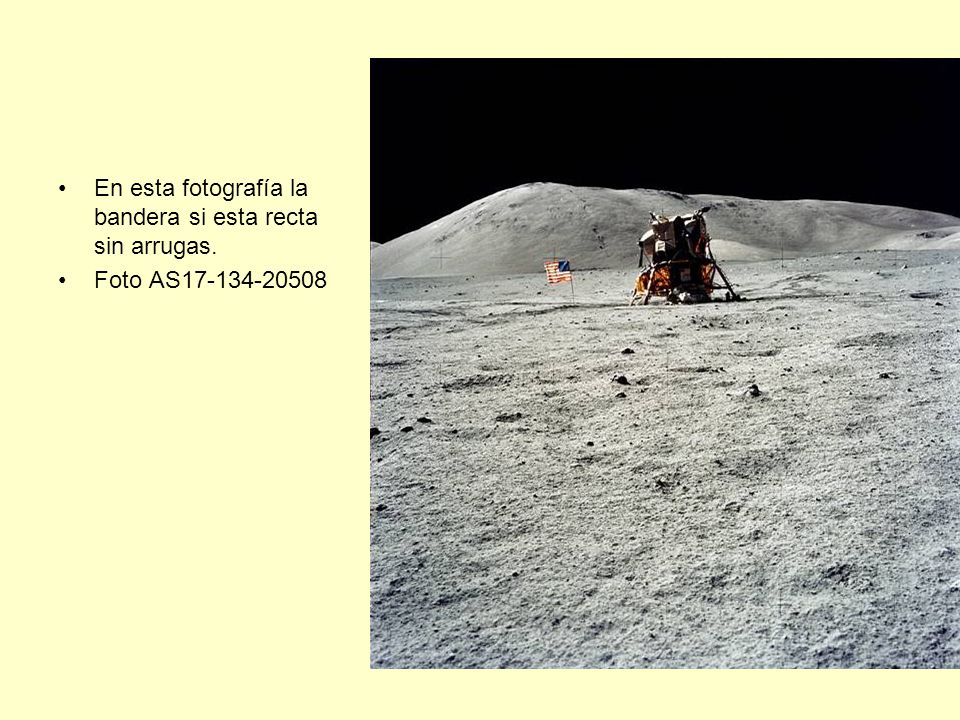 En esta fotografía la bandera si esta recta sin arrugas.