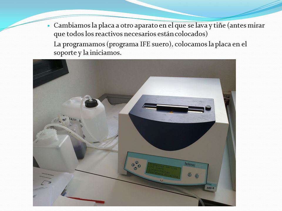 Cambiamos la placa a otro aparato en el que se lava y tiñe (antes mirar que todos los reactivos necesarios están colocados)