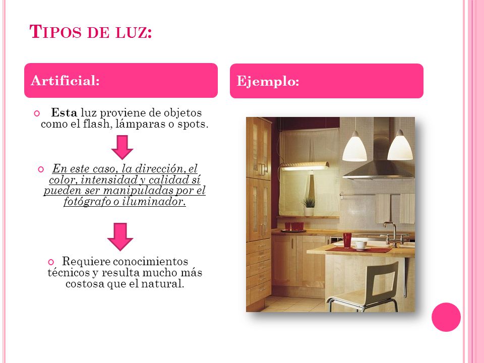 Esta luz proviene de objetos como el flash, lámparas o spots.